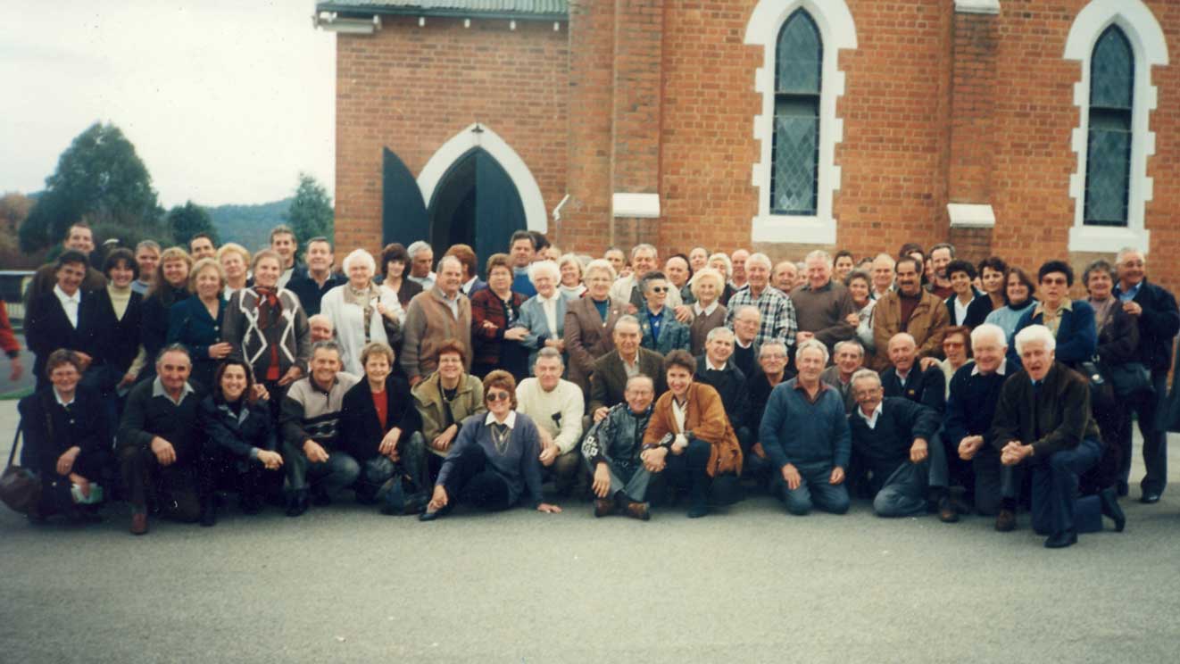 1996 - i soci all'uscita della Messa