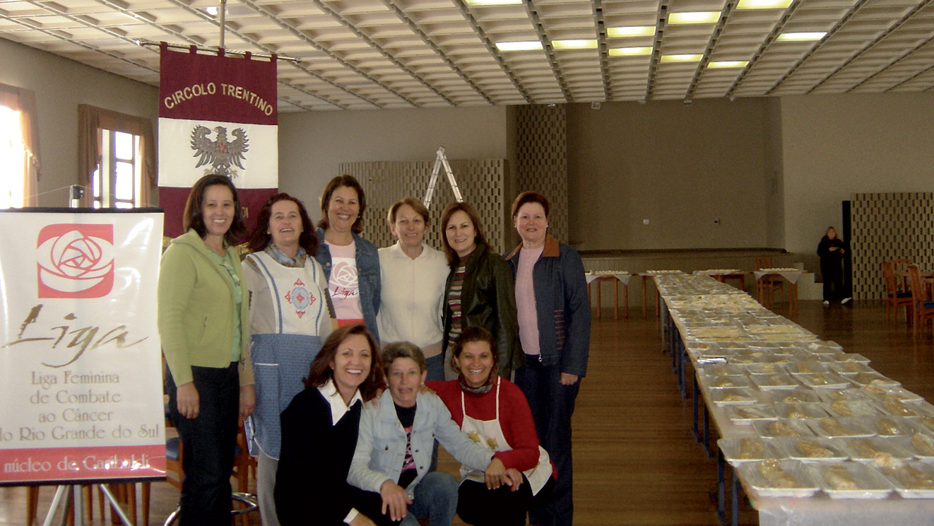 realizzazione dello “Strudel Gigante” per la raccolta di fondi a favore della Lega Femminile per la Lotta contro il cancro