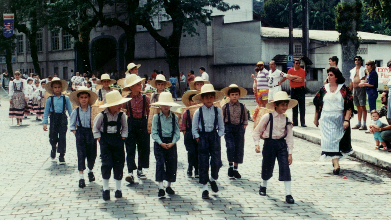i piccoli trentini sfilano con i costumi dei bisnonni durante le celebrazioni a ricordo dell’arrivo degli immigrati