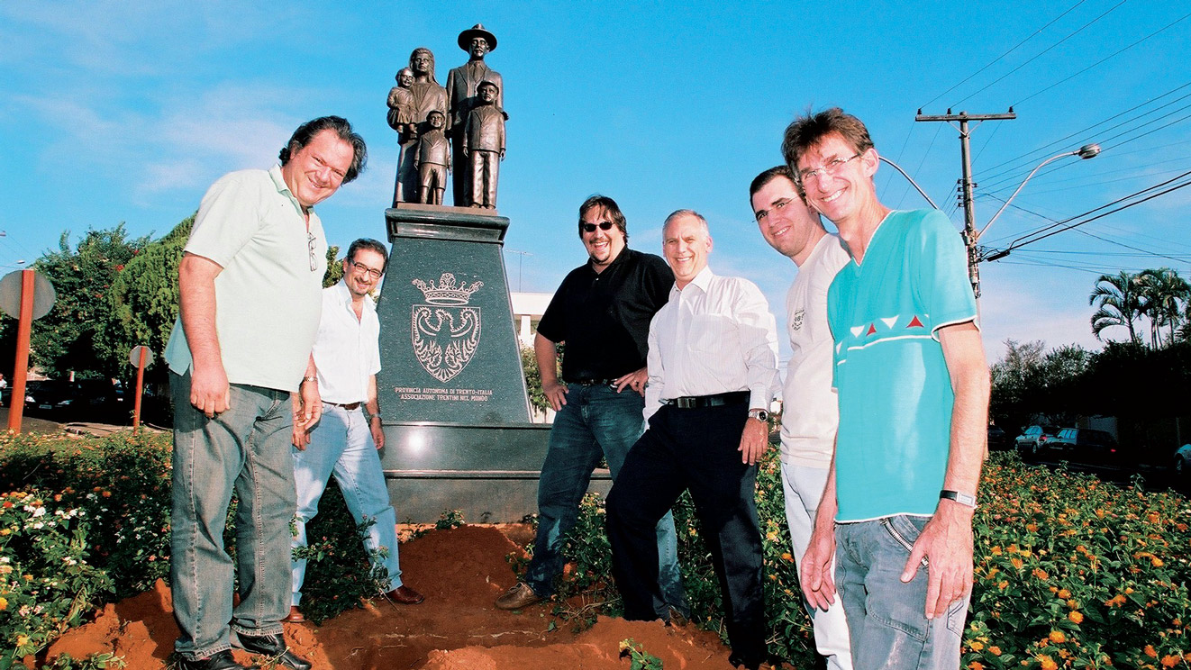 2007 ai piedi del Monumento viene interrata una cassetta con dei documenti per essere riaperta dai posteri, fra 100 anni