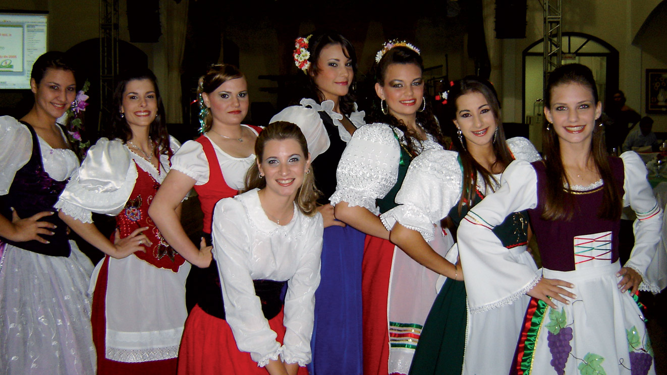 2008, il gruppo folcloristico in costume