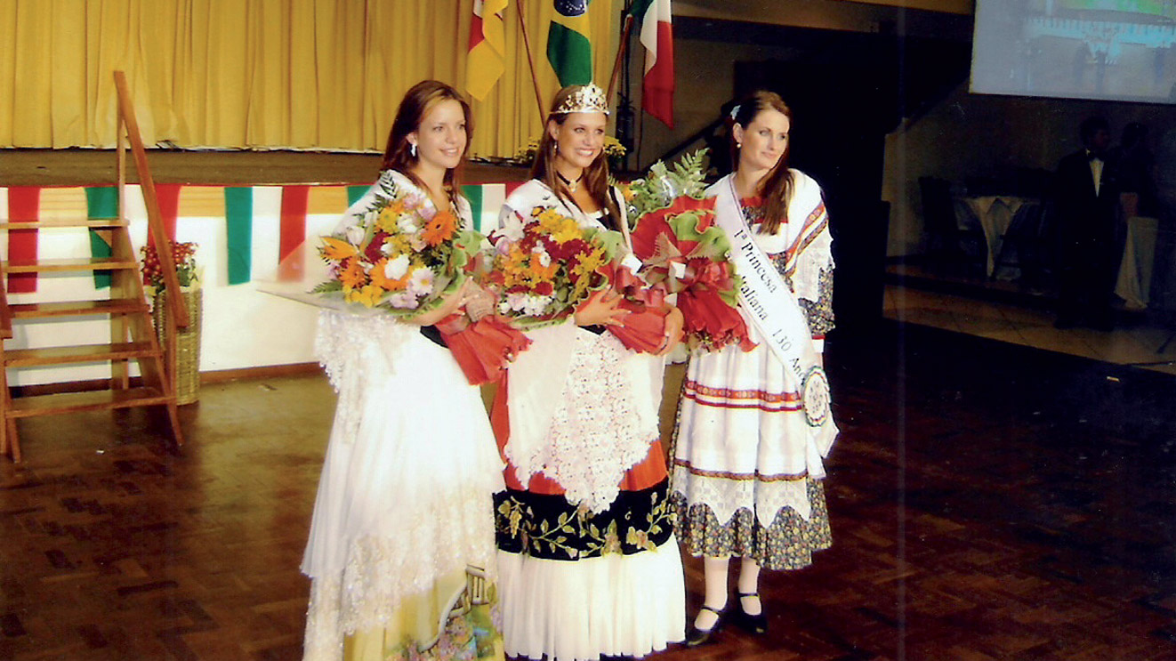 Sarah Chiapinotto del CT Santa Maria (a destra) 1° principessa per i festeggiamenti per i 130 anni di emigrazione