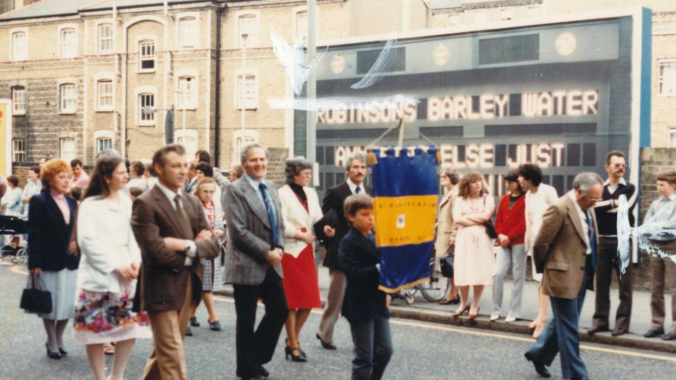 1987 - Il gruppo del Circolo in processione per le strade di Londra