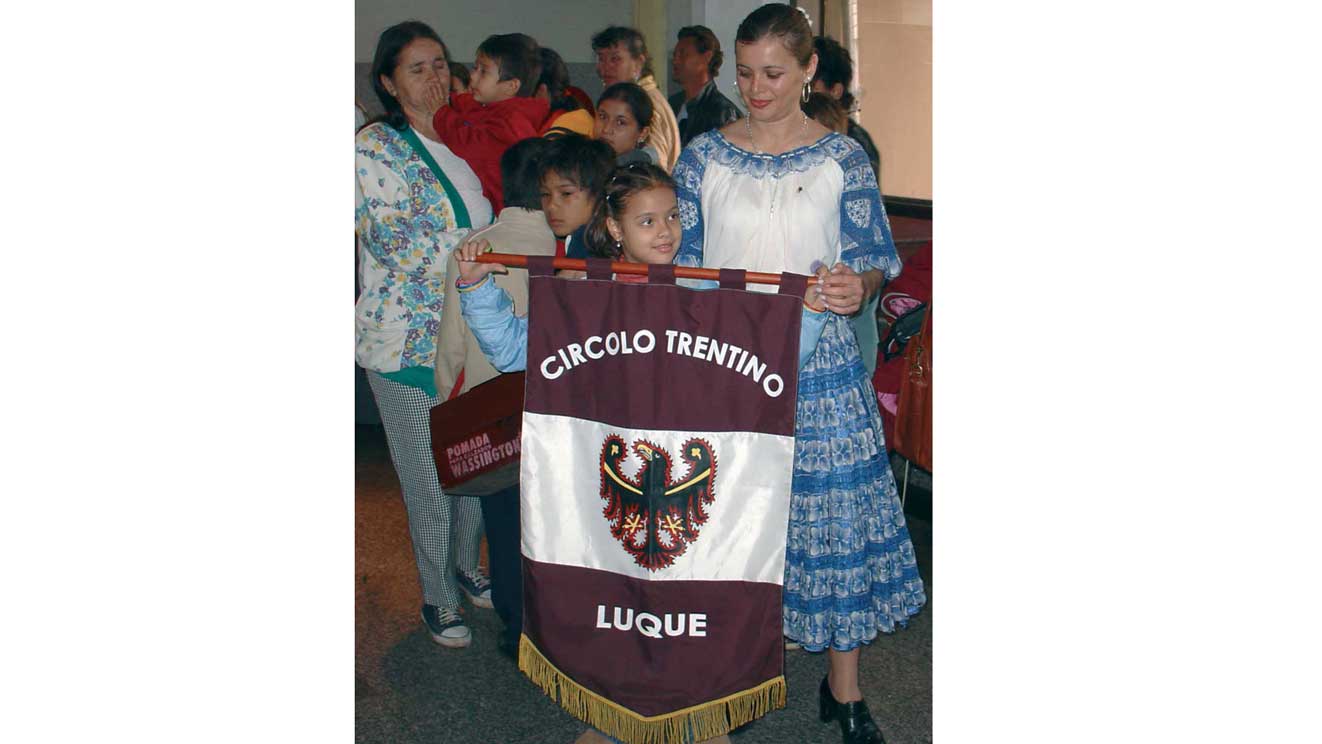 Bambine con lo stendardo del Circolo