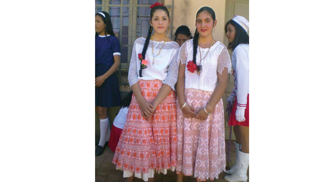 ragazze trentine in costume tipico del Paraguay